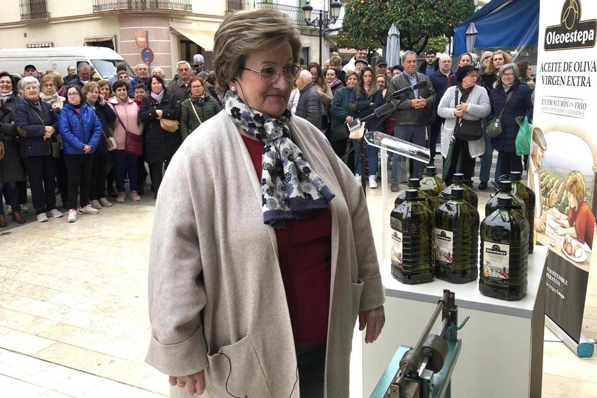 Remedios López, en la báscula para comprobar su peso con el que ha ganado aceite de oliva.