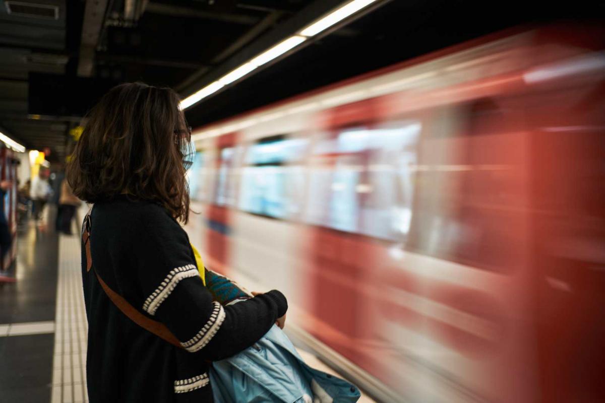 El metro de Barelona yendo a gran velocidad