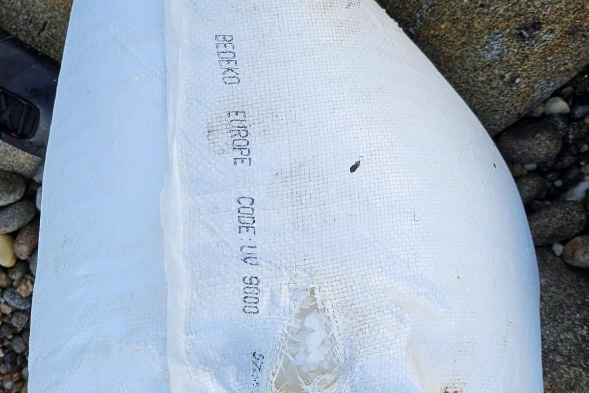 Uno de los sacos de 'pellets' de plásticos llegados a Corrubedo, (Ribeira, A Coruña).