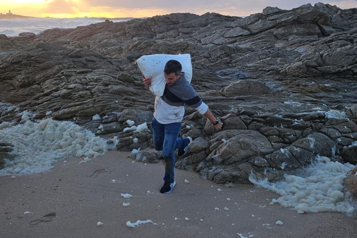 El vecino de Corrubedo (Ribeira, A Coruña) Rodrigo Fresco, el hostelero que dio la primera voz de alerta sobre la llegada de 'pellets' de microplástico y fue a recogerlos