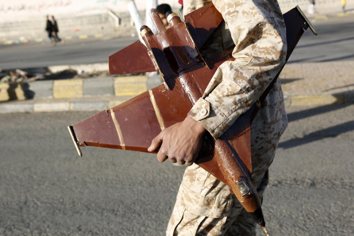 Un hombre con un modelo de avión en la mano.