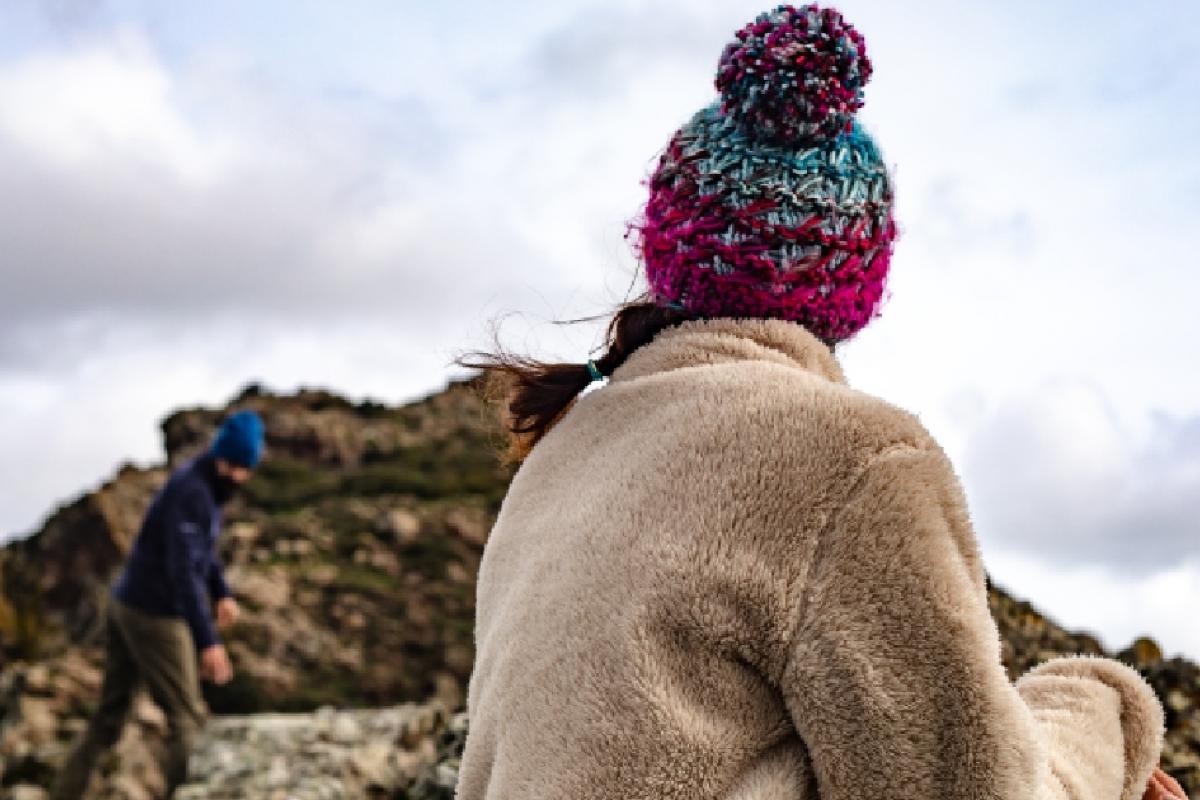 Mujer con un gorro con pompón.