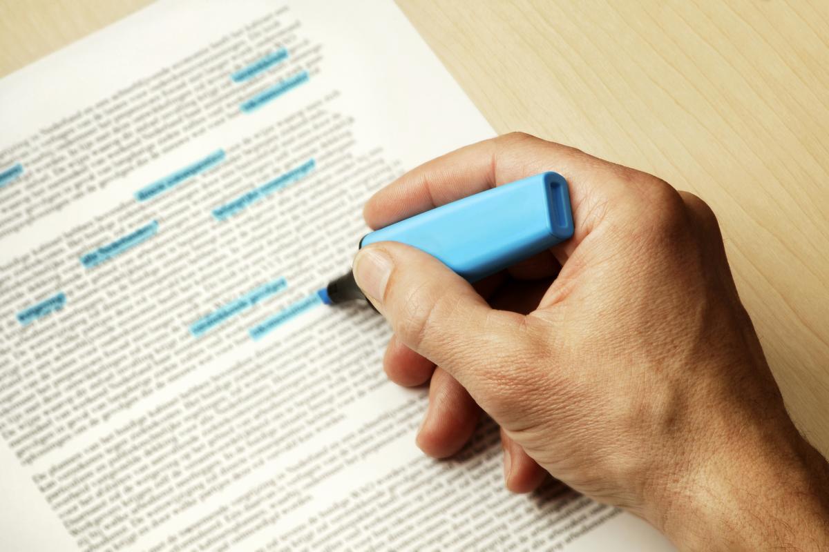 Una persona usando un subrayador.