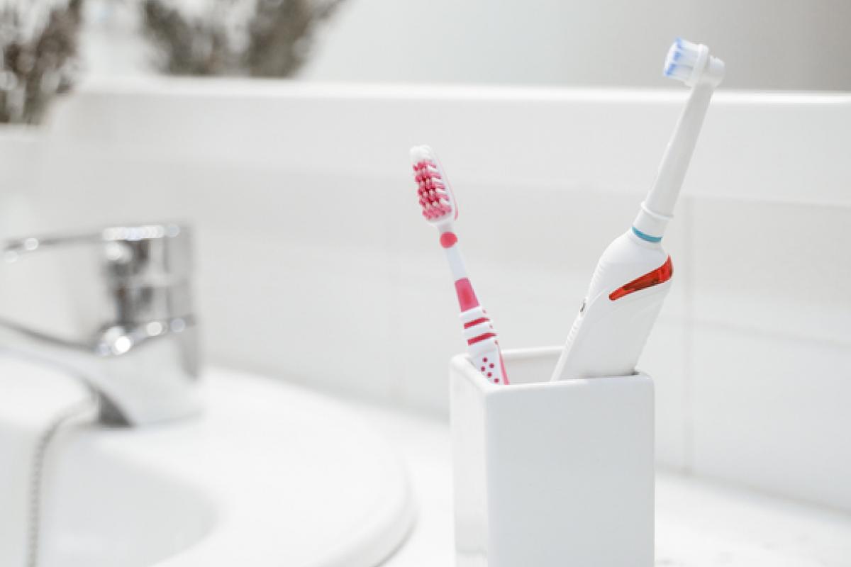 Dos cepillos de dientes, en un cuarto de baño.