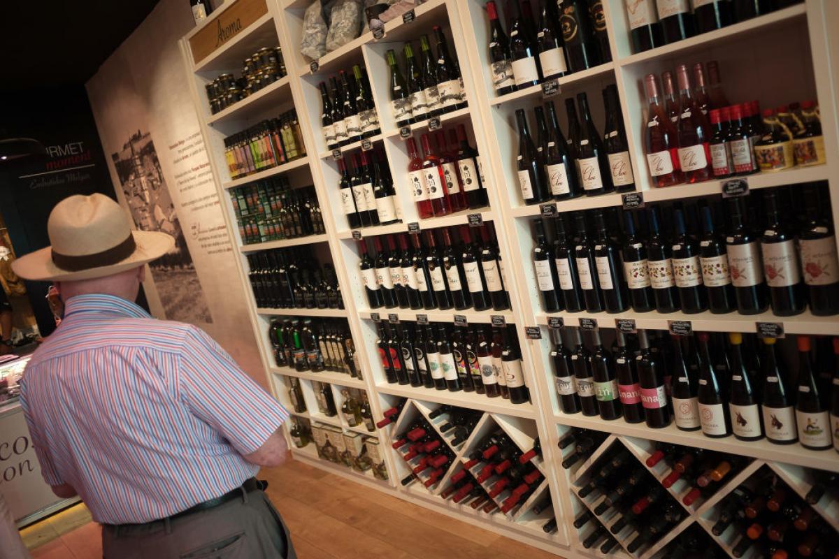 Un hombre, dispuesto a comprar vino español en una vinoteca.