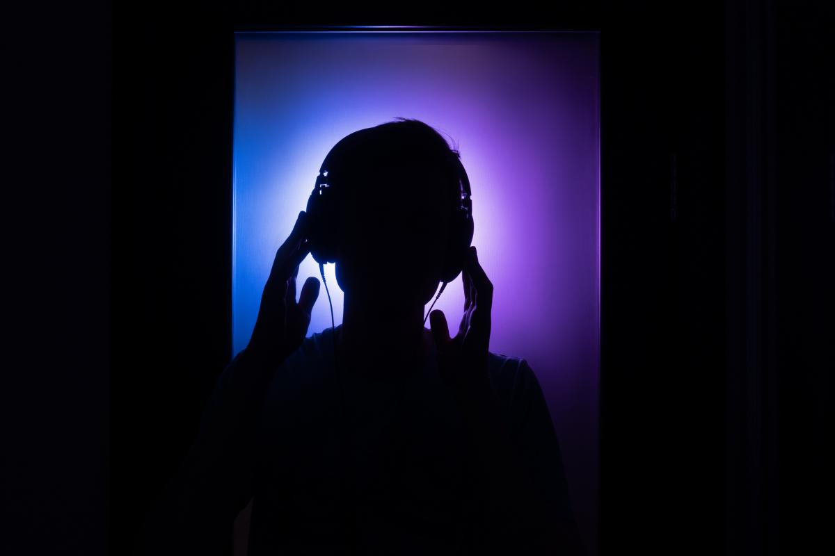 Un hombre escuchando música.