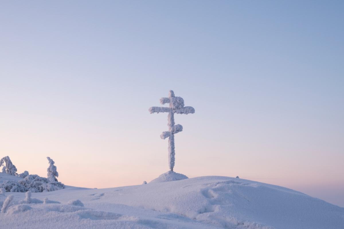 Cruz cubierta de nieve en el paso de Olchansky cerca de la aldea de Ust-Nera, distrito de Oymyakon, República de Sakha, Rusia