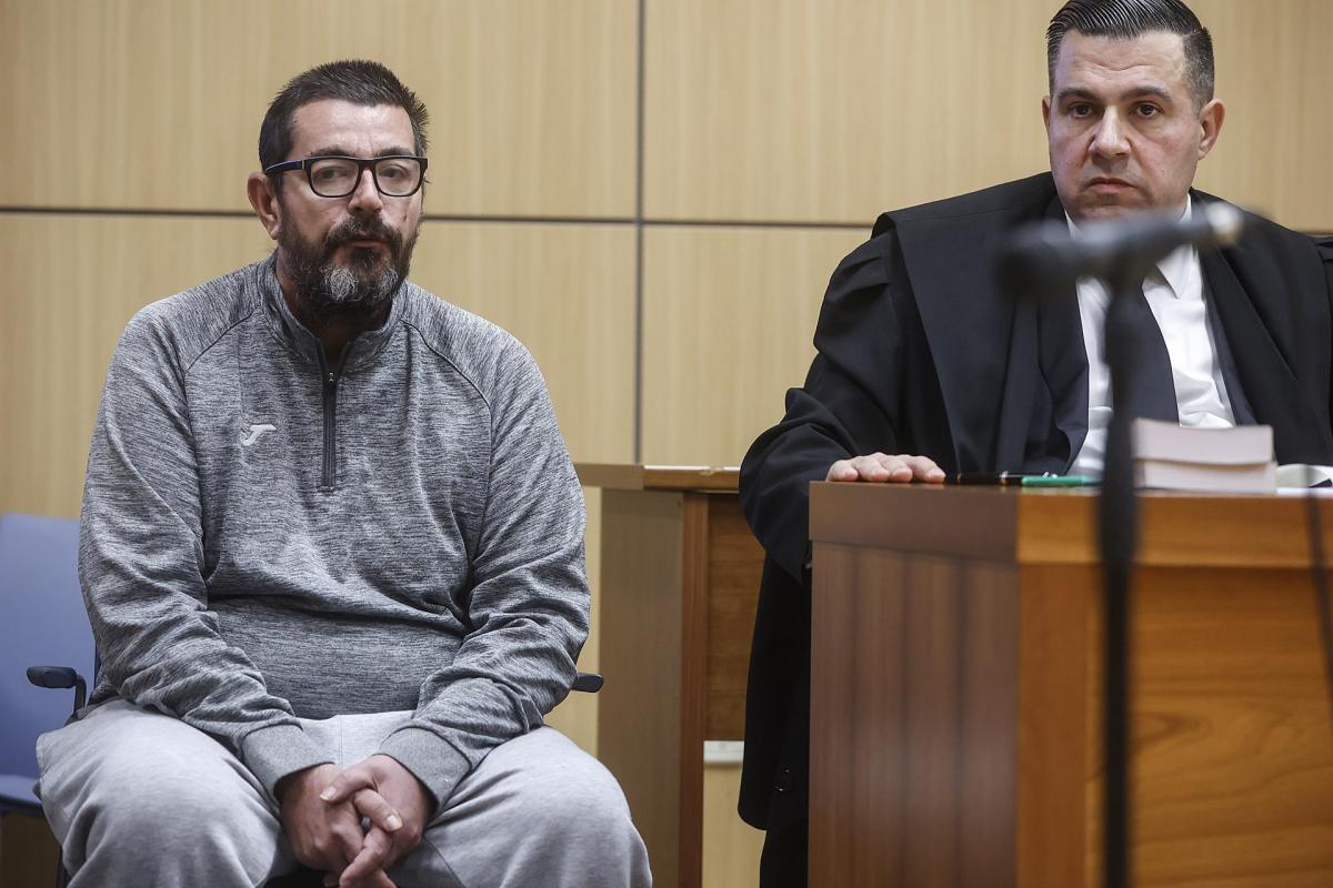 El hombre acusado de matar a su hijo en Sueca (Valencia) durante el juicio, junto a su abogado