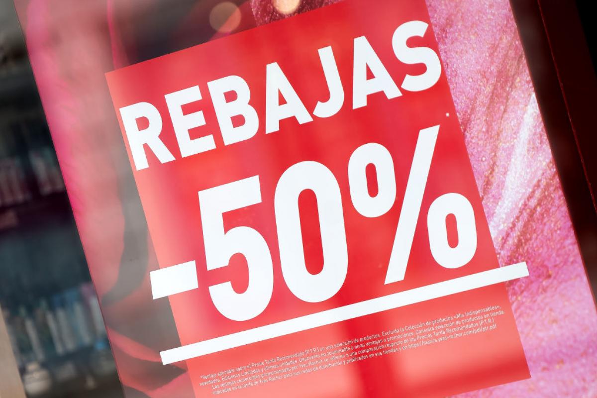 Oferta de rebajas en una tienda de Burgos.