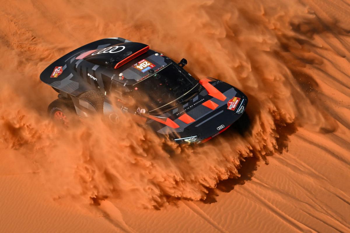 Carlos Sainz, a fondo en las dunas de Arabia Saudí en la octava etapa del Dakar 2024