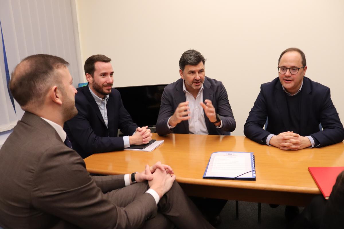 Los eurodiputados socialistas Nicolás González Casares y César Luena, durante su reinión con el comisario de Medio Ambiente.