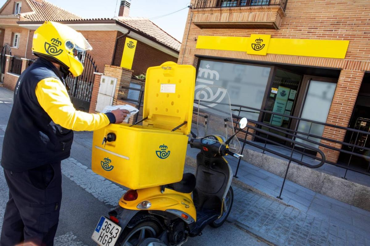 Un cartero de Correos a las puertas de una sucursal.