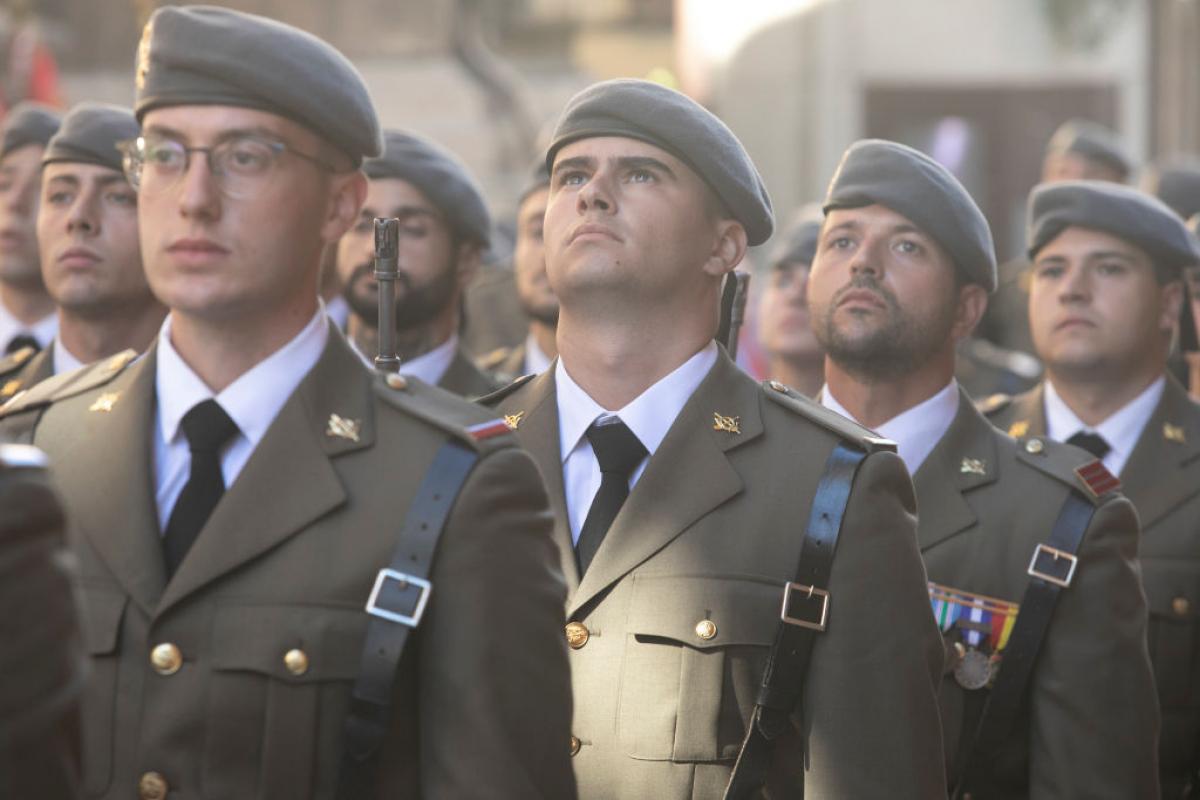 Un grupo de militares participa en una jura de bandera civil en Oviedo.