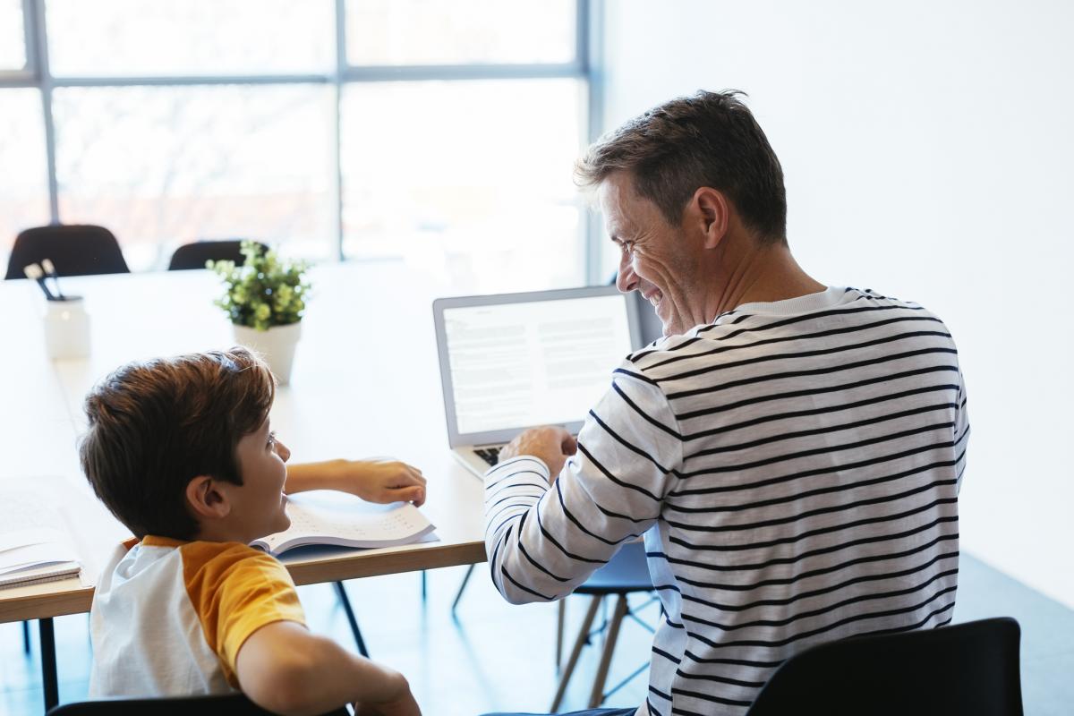 Un padre con su hijo.