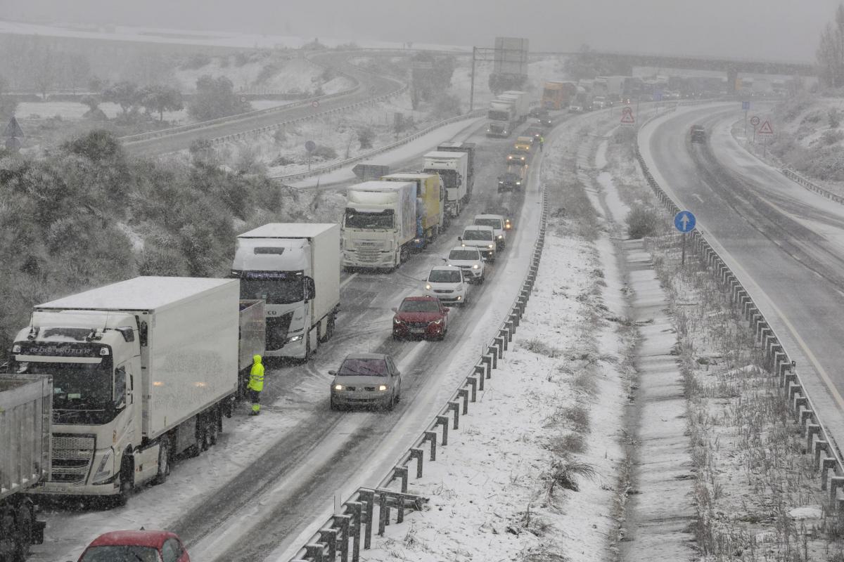 Largas filas de camiones y coches en la A-66, entre Guijuelo y Béjar (Salamanca), esta tarde de viernes.