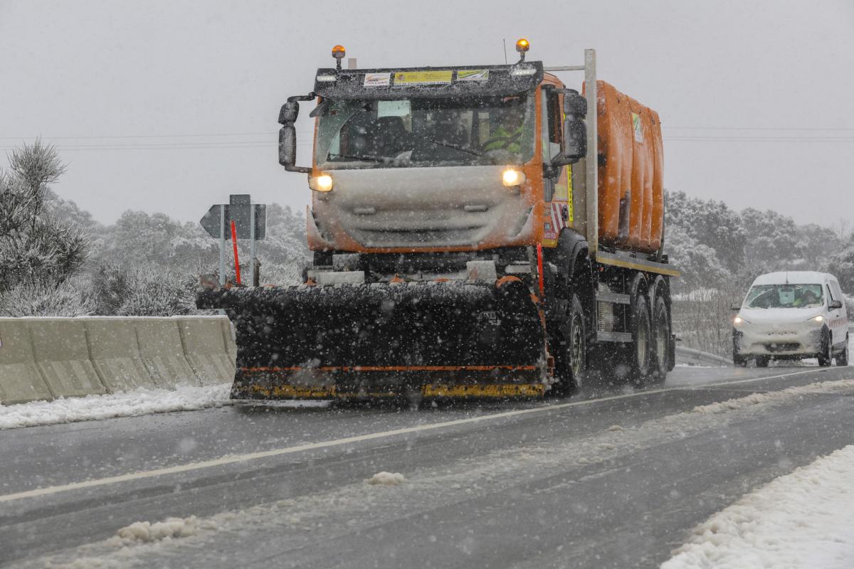 El temporal de nieve ha dejado esta tarde varadas a largas filas de camiones y coches en la A-66.