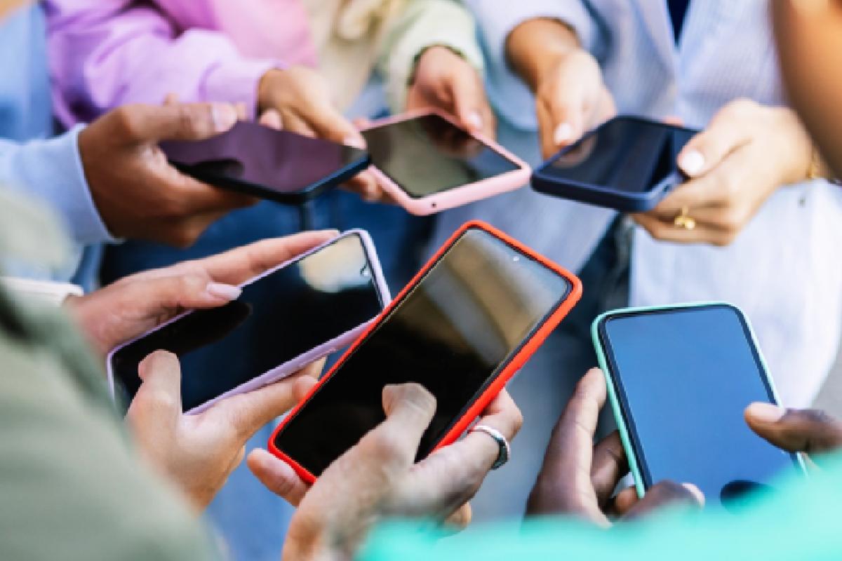 Personas chateando con su móvil.