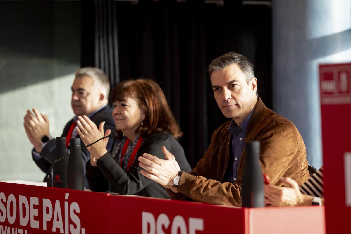 De derecha a izquierda, Pedro Sánchez, Cristina Narbona y Santos Cerdán.