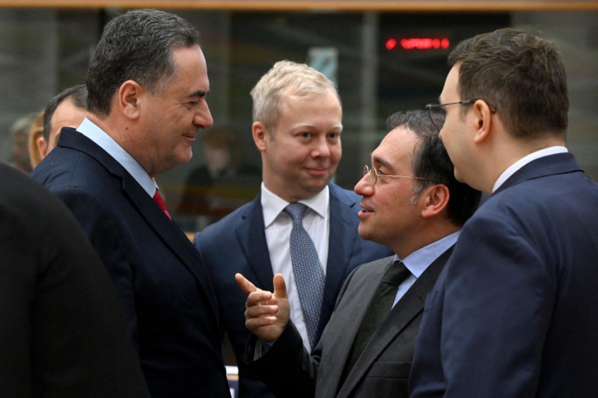 Albares conversa con su homólogo israelí (izda) en un encuentro este lunes en Bruselas