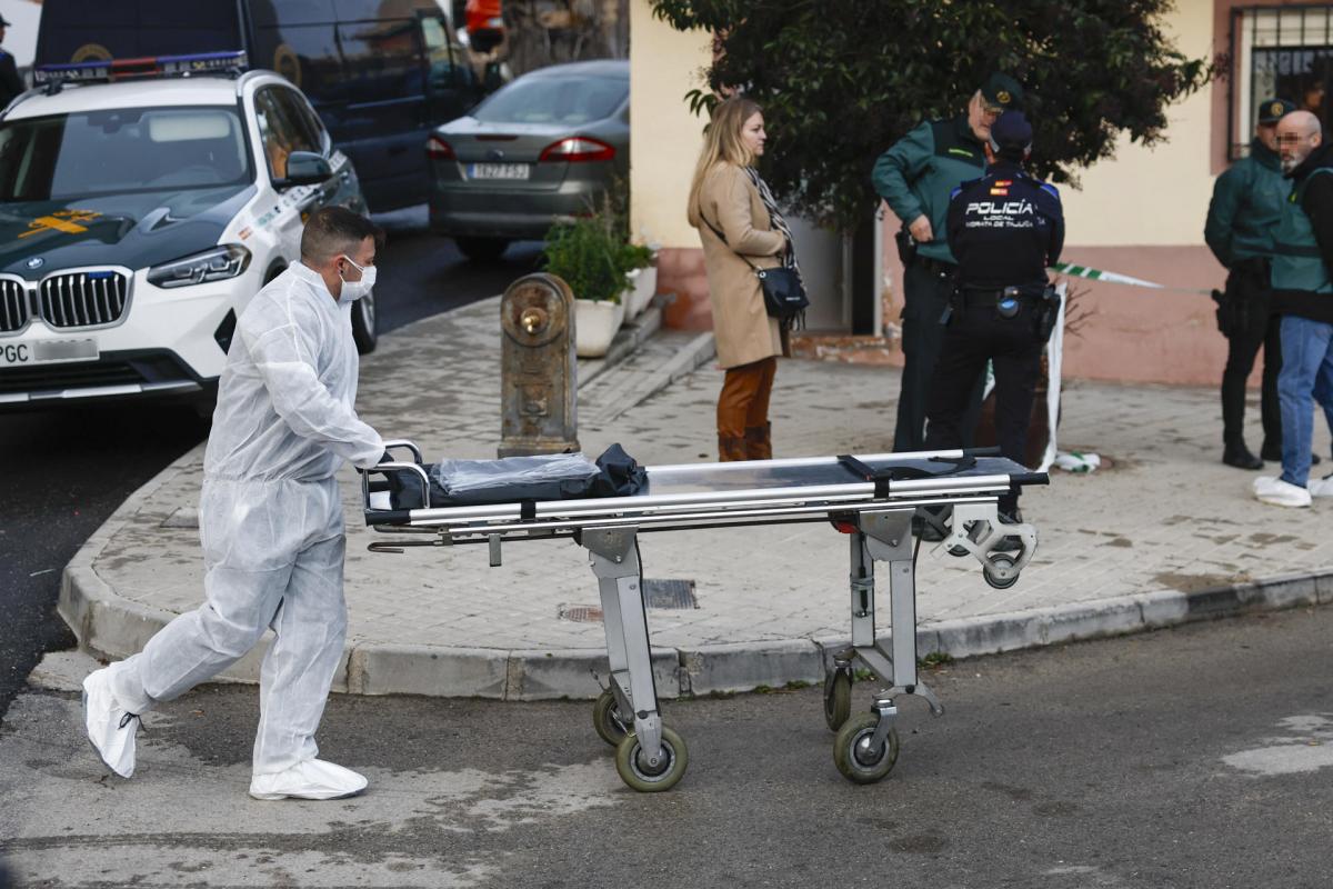 Miembros de la Guardia Civil trabajando en el lugar donde se han hallado los cuerpos de tres hermanos de avanzada edad con signos de violencia.