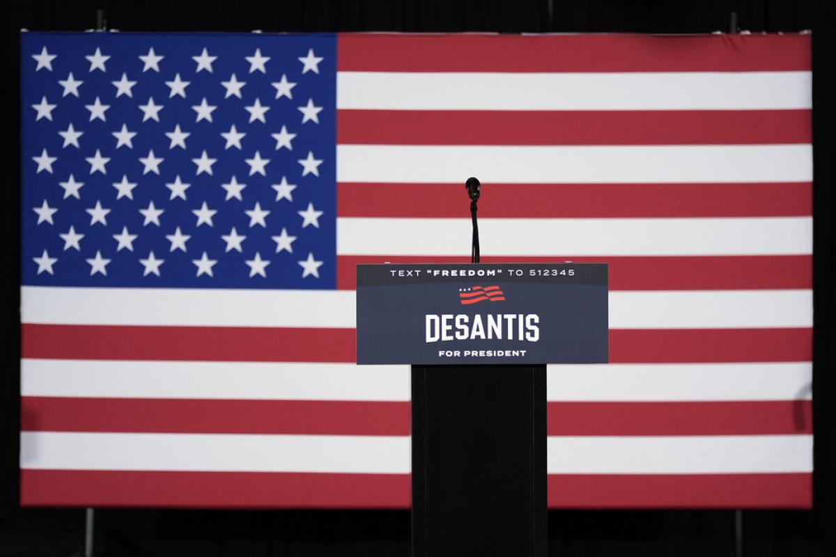 Un atril vacío en uno de los actos de campaña de Ron DeSantis.