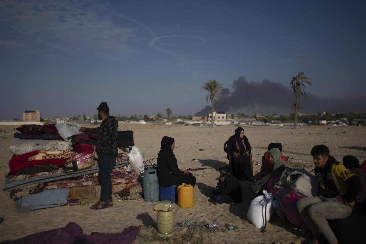 Palestinos en Kahn Younis huyen del campamento en el sur de la Franja de Gaza.