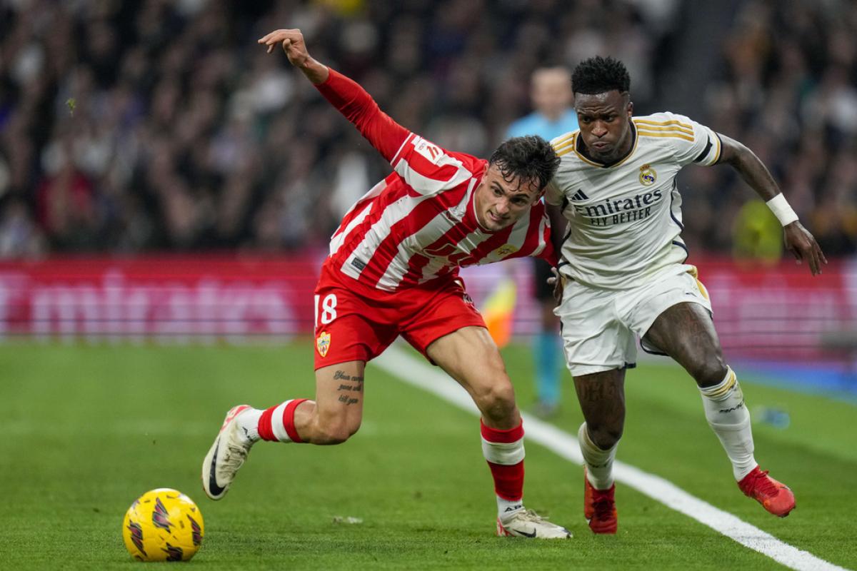 Viinicus y Marc Pubill disputan un balón en el Real Madrid - Almería de LaLiga.