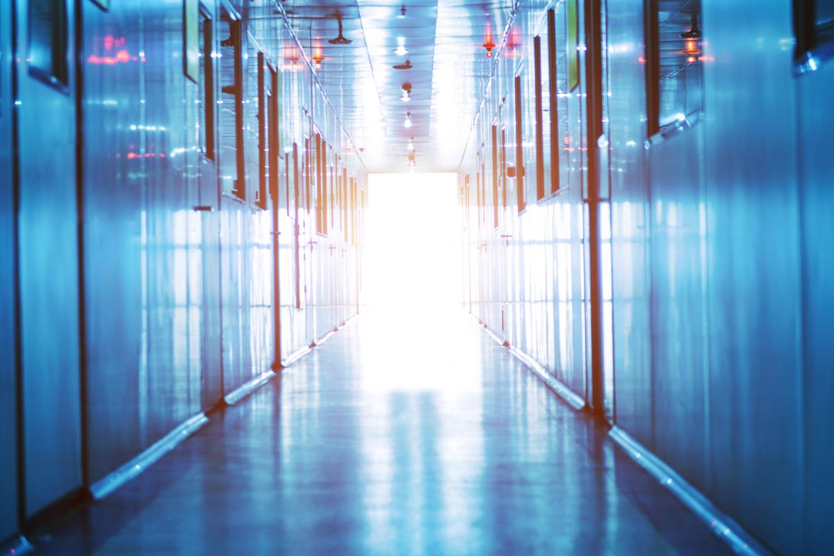 Pasillo de un laboratorio.