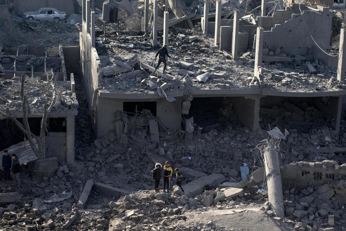 Búsqueda de supervivientes entre los escombros del campo de refugiados Omar bin Abdul Aziz Mosque, en Rafah (Gaza).