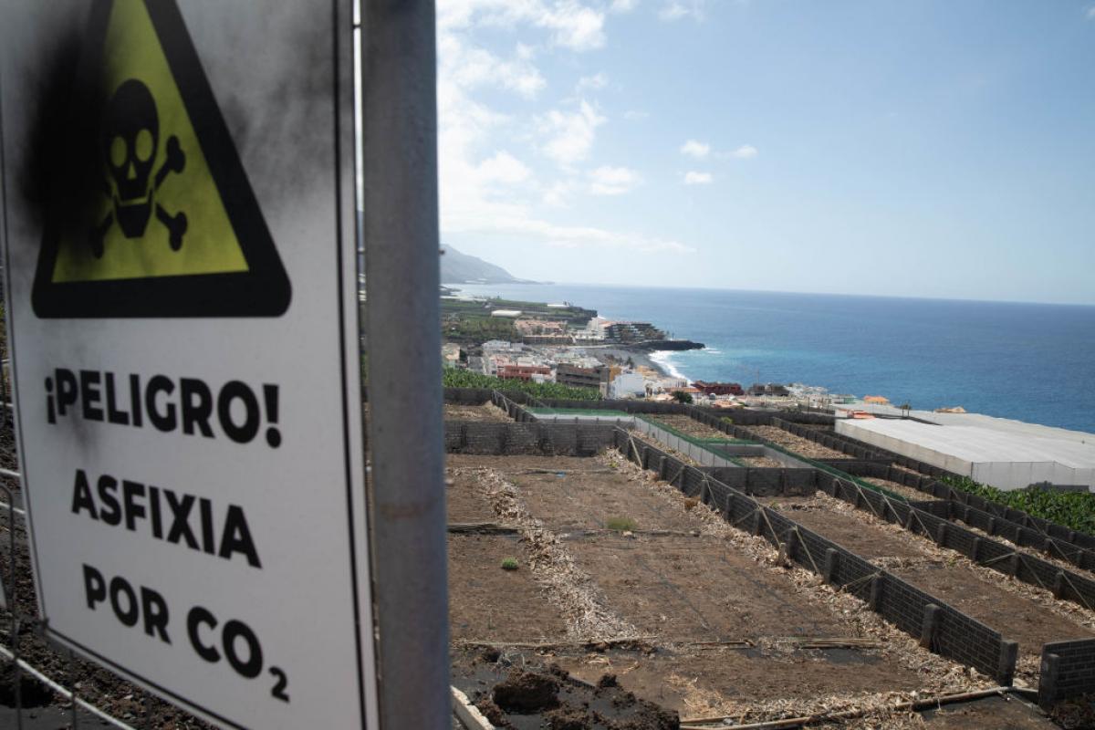 Cartel alertando de la presencia de gases nocivos en el ambiente en Puerto Naos tiempo después del final de la erupción