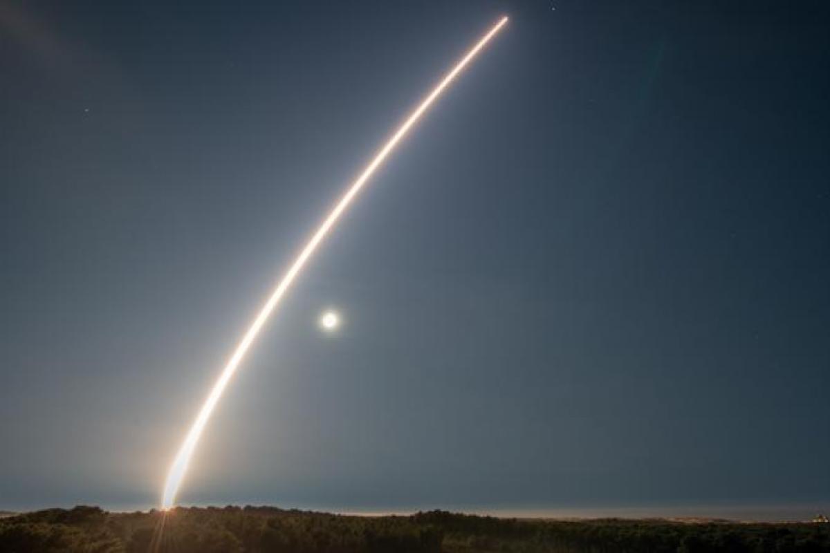 Estela que generó el misil M51 el día de su lanzamiento.