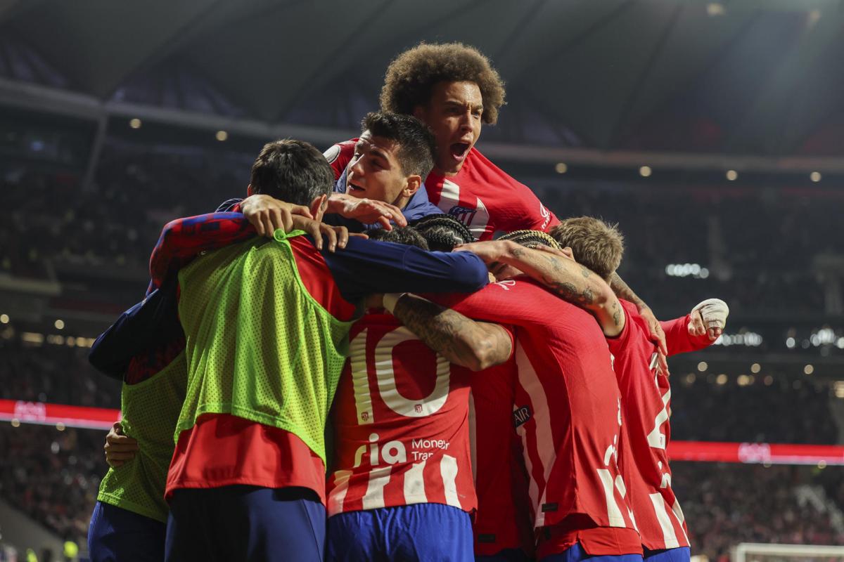 Los jugadores del Atlético de Madrid celebran el gol de Memphis Depay durante el partido de cuartos de final de la Copa del Rey de fútbol entre el Atlético de Madrid y el Sevilla FC