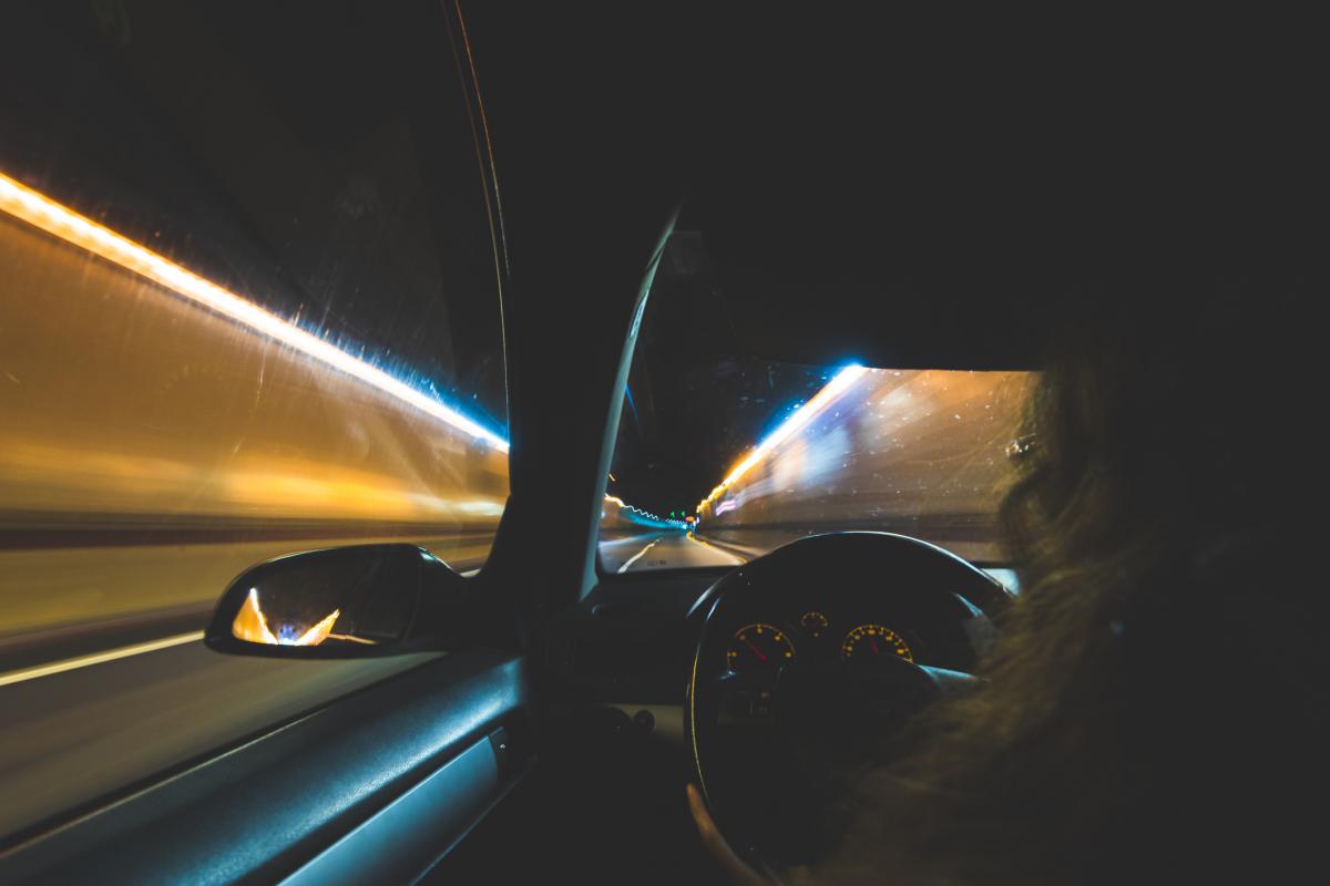 Un conductor en uno de los túneles de Madrid.