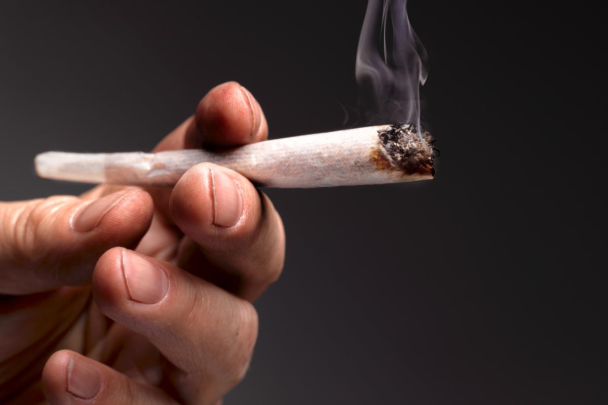 Un hombre fumando droga.