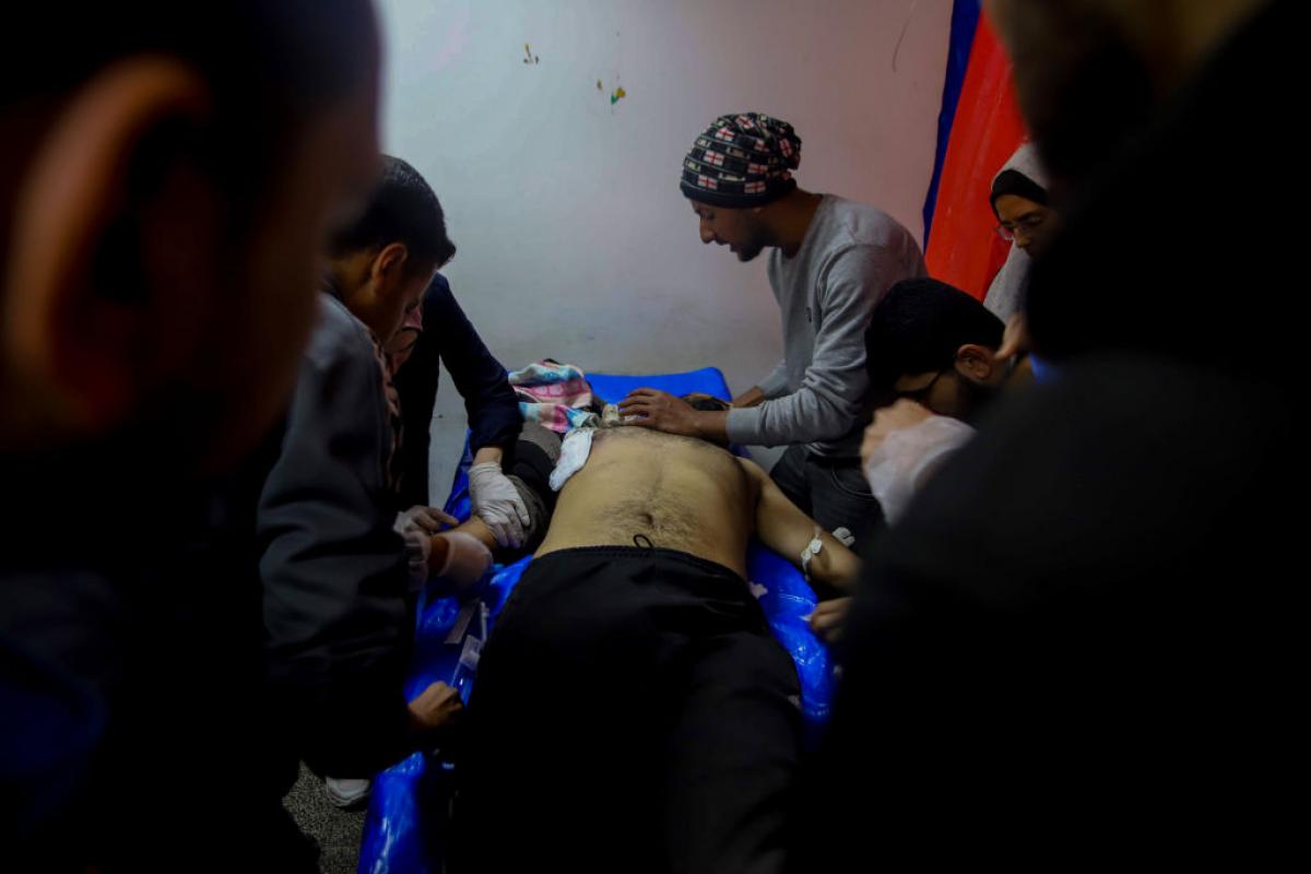 Un palestino recibe atención médica después del bombardeo de Israel sobre el campamento de Jan Yunis, en el sur de Gaza.