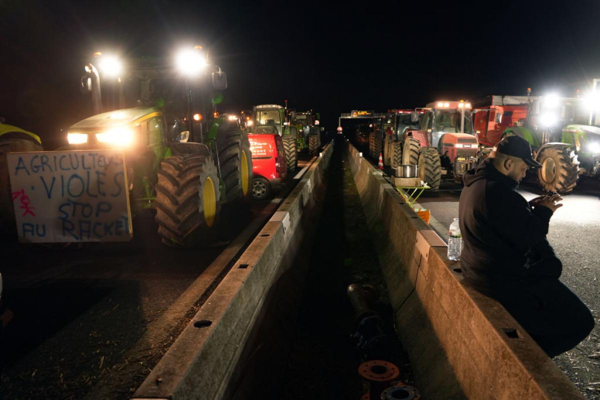 Agricultores franceses bloquean la autopista A7 cerca de Montelimar, al sur de Francia.