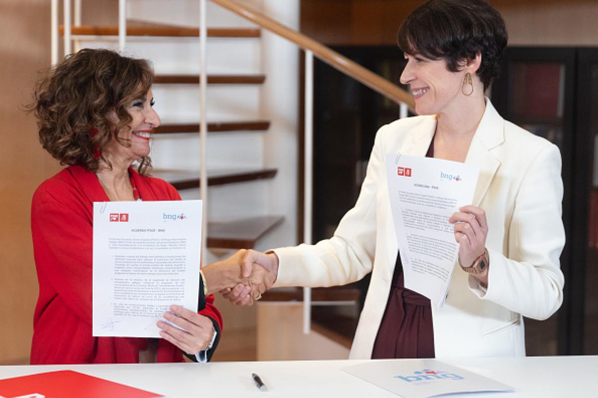 La líder del BNG y la vicepresidenta primera y ministra de Hacienda, María Jesús Montero, durante la firma del acuerdo de investidura de Pedro Sánchez que supuso nuevas medidas e inversiones del Estado para Galicia.