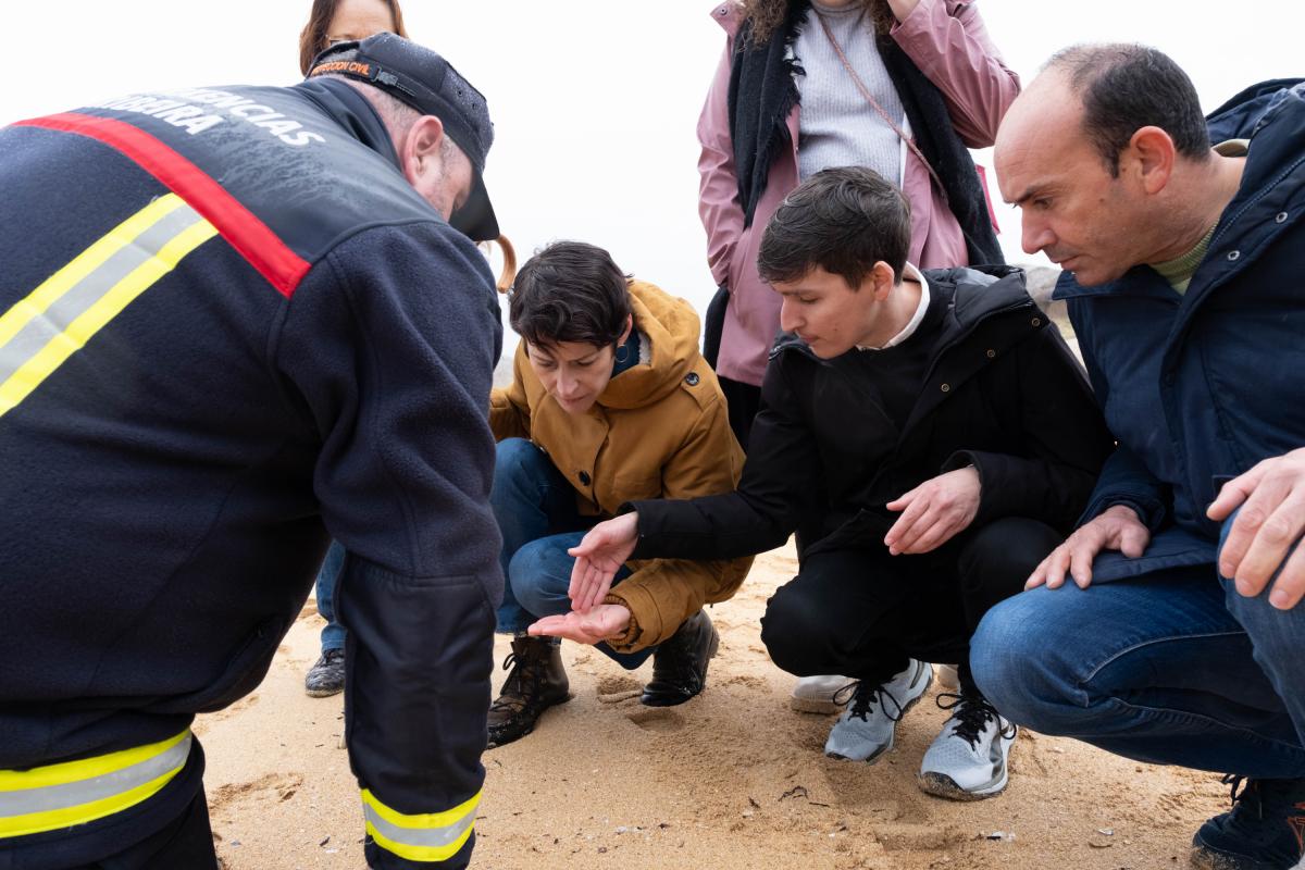 Pontón, durante una visita a la 'zona cero' del vertido de microplásticos, en Ribeira (A Coruña), acompañada del alcalde del Concello, Luís Pérez Barral.