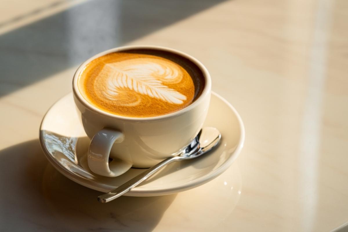 Taza de café en un bar