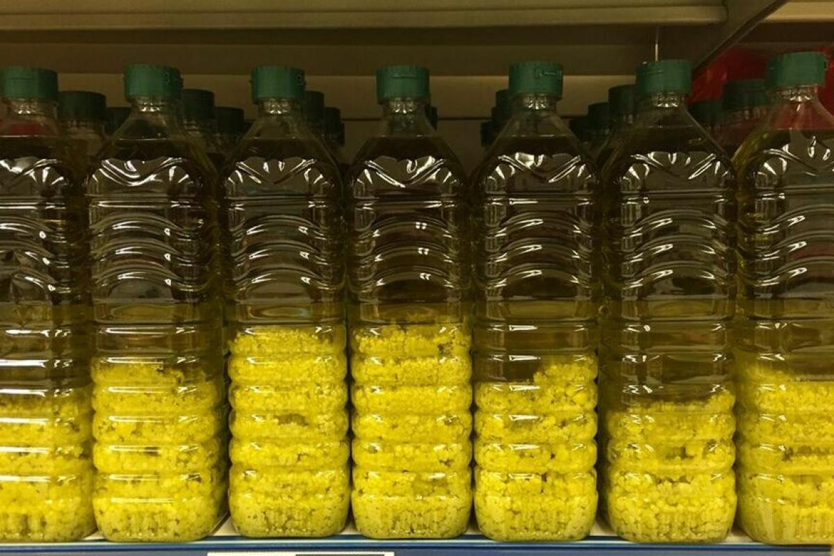 Grumos blancos presentes en botellas de aceite de oliva.