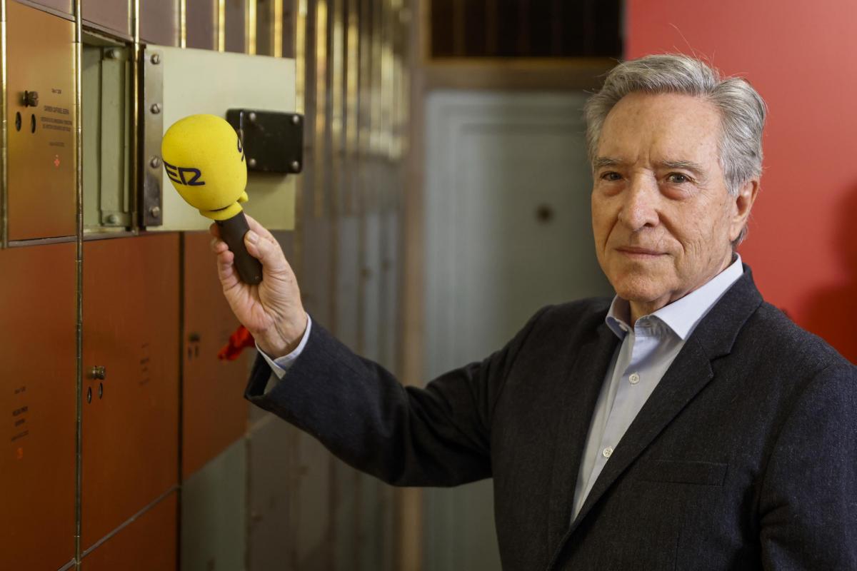 El periodista Iñaki Gabilondo deposita su legado en la Caja de Las letras del Instituto Cervantes en Madrid.