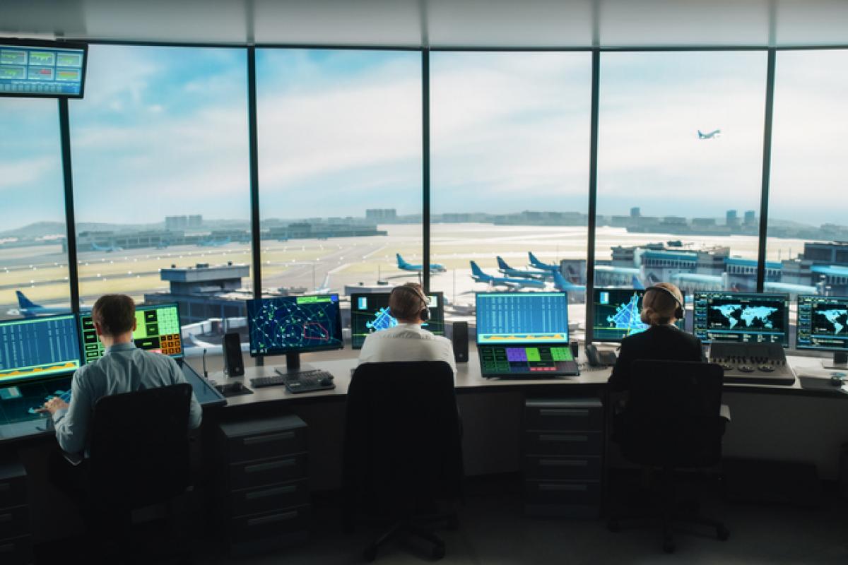 Imagen de archivo del interior de una torre de control aéreo.