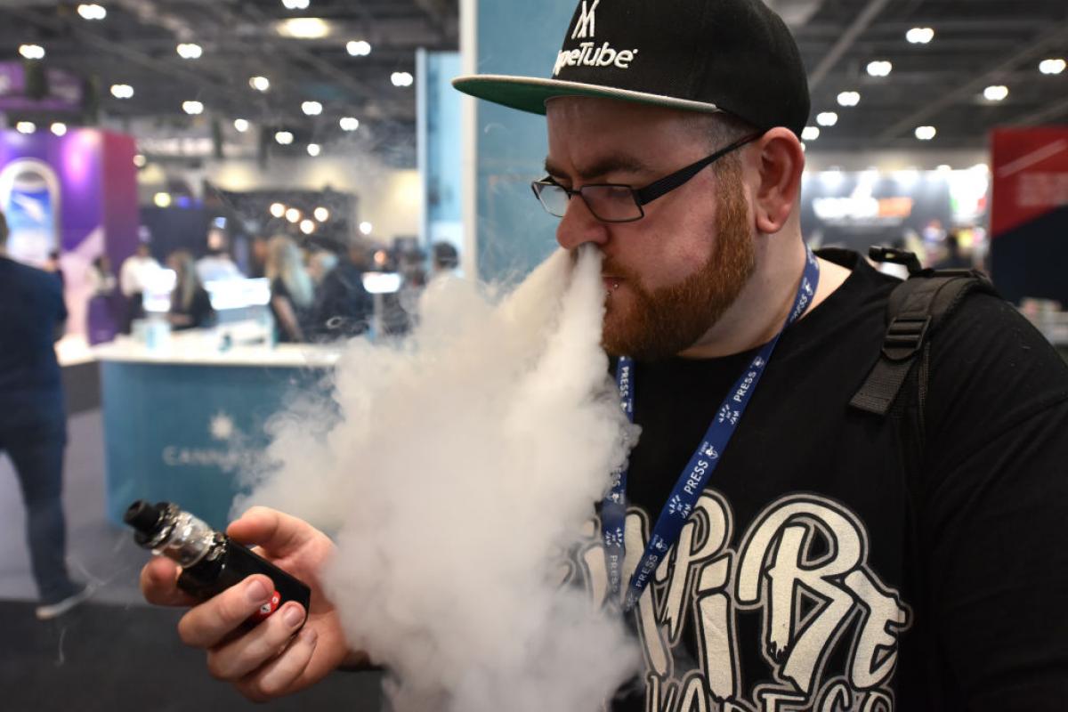 Un visitante prueba un cigarrillo electrónico en la feria de vapeadores Vape Jam, celebrada en Londres en 2019.