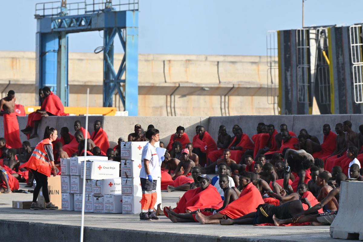 Vista del desembarco de 55 inmigrantes, entre ellos tres fallecidos, rescatados el pasado sábado en aguas cercanas a El hierro