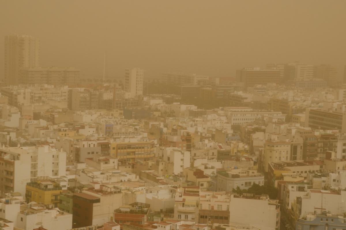 Ciudad de Las Palmas de Gran Canaria con la llegada de una densa calima