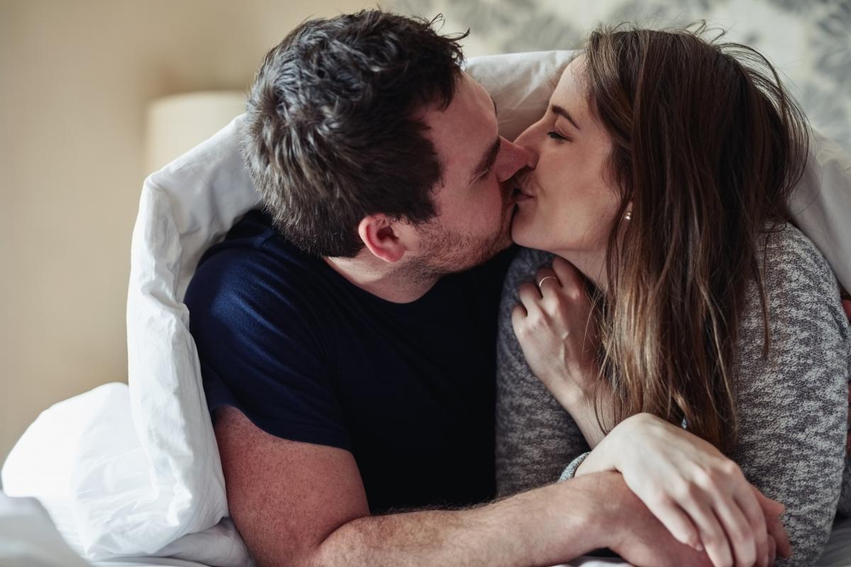 Una pareja besándose.