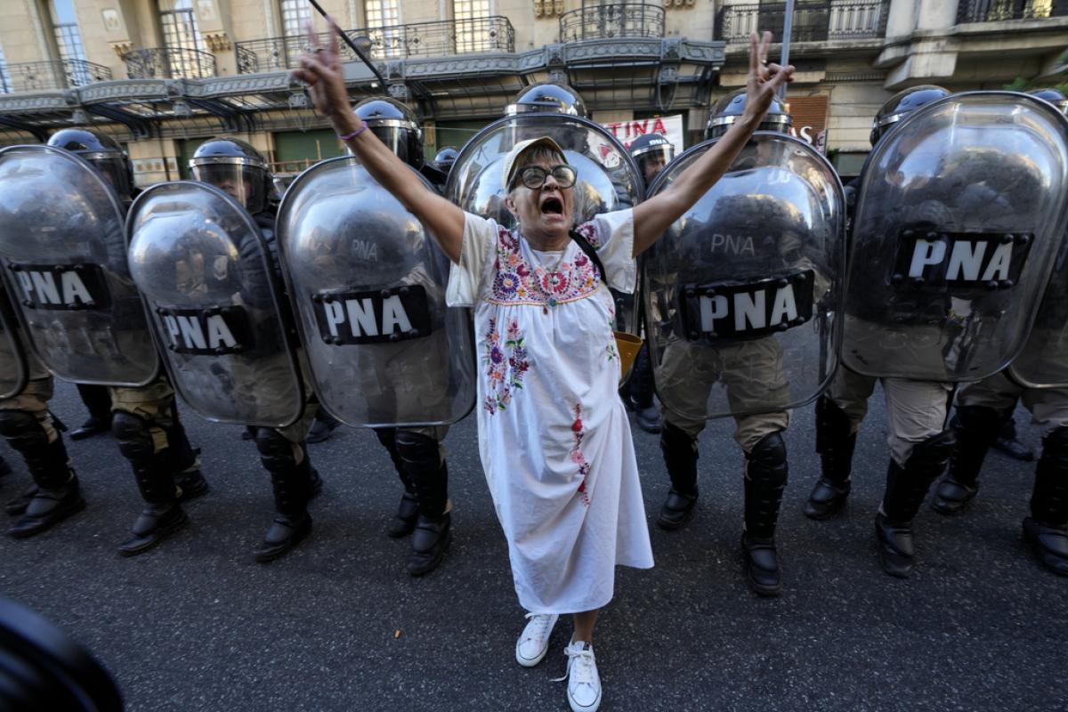 Una mujer se une a las protestas en el Congreso contra la ley omnibus de Milei.