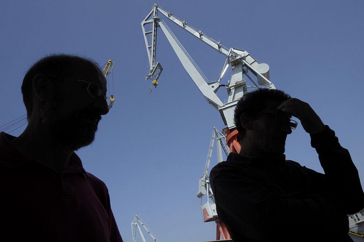 Dos operarios en un astillero de Vigo en una imagen de archivo