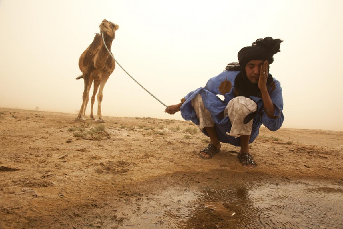 Imagen de archivo de un nómada bebiendo agua en una zona desértica del Sáhara Occidental.