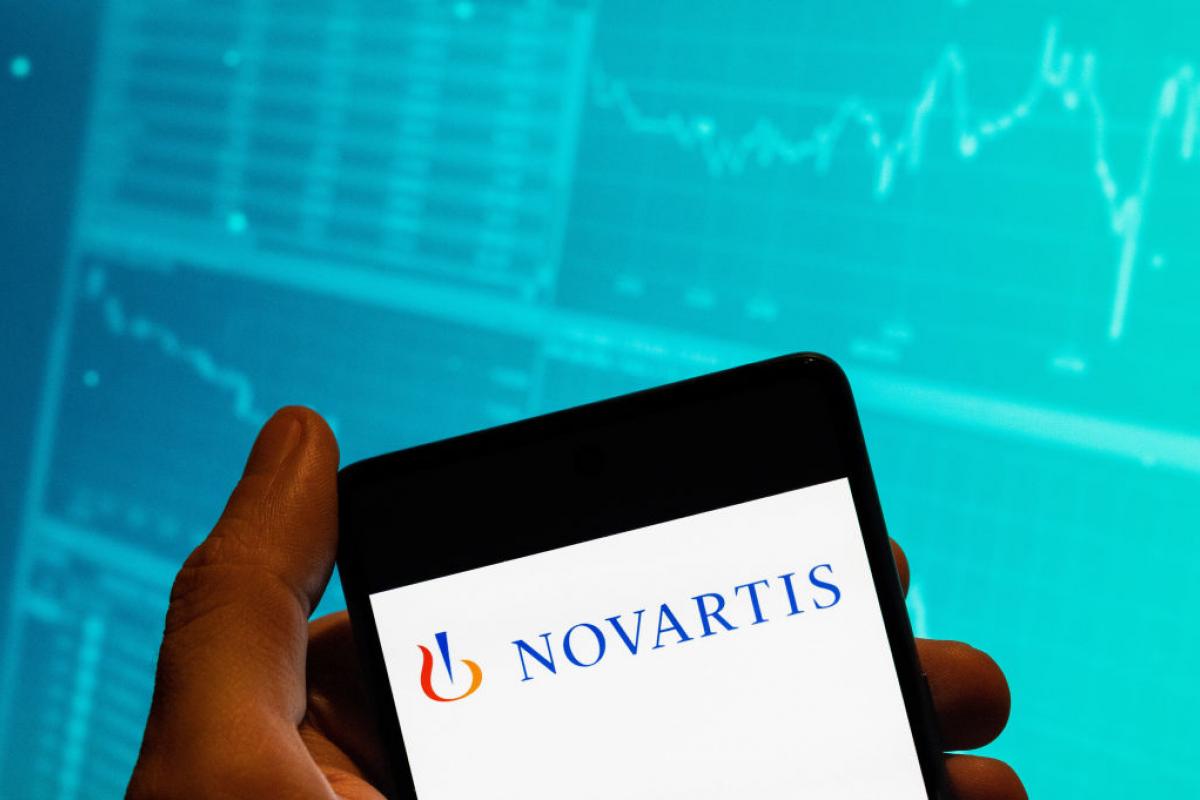 Imagen de un teléfono móvil con el nombre de la empresa farmacéutica, Novartis.
